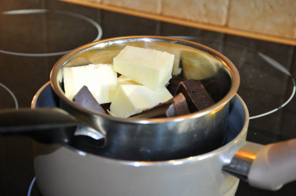 Как растопить шоколад на водяной бане для торта: как правильно топить чтобы был жидкий, как расплавить с маслом, растворить с молоком для глазури