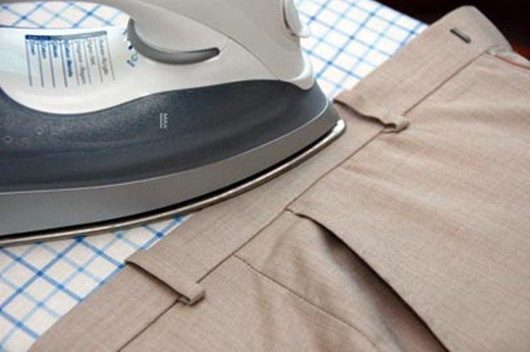 Как правильно гладить брюки со стрелками, советы хозяйкам