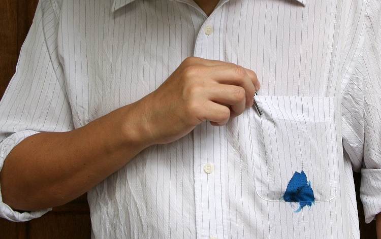 Как отстирать ручку с белой одежды: способы и средства, как вывести пятно от гелевой, удалить следы от шариковой с ткани