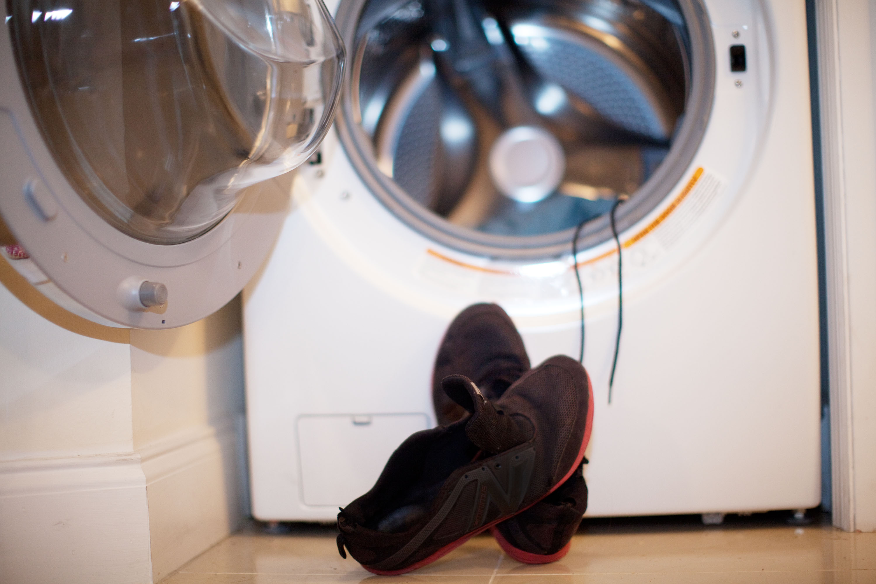 Можно кроссовки стирать в стиральной машинке. Кроссовки в стиральной машине. Стирка кроссовок в машинке автомат. Стирка обуви в стиральной машине. Стиральная машина для обуви.