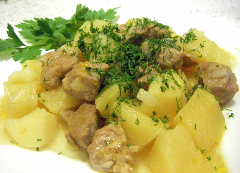 Тушеная картошка с мясом – 7 вкусных рецептов приготовления