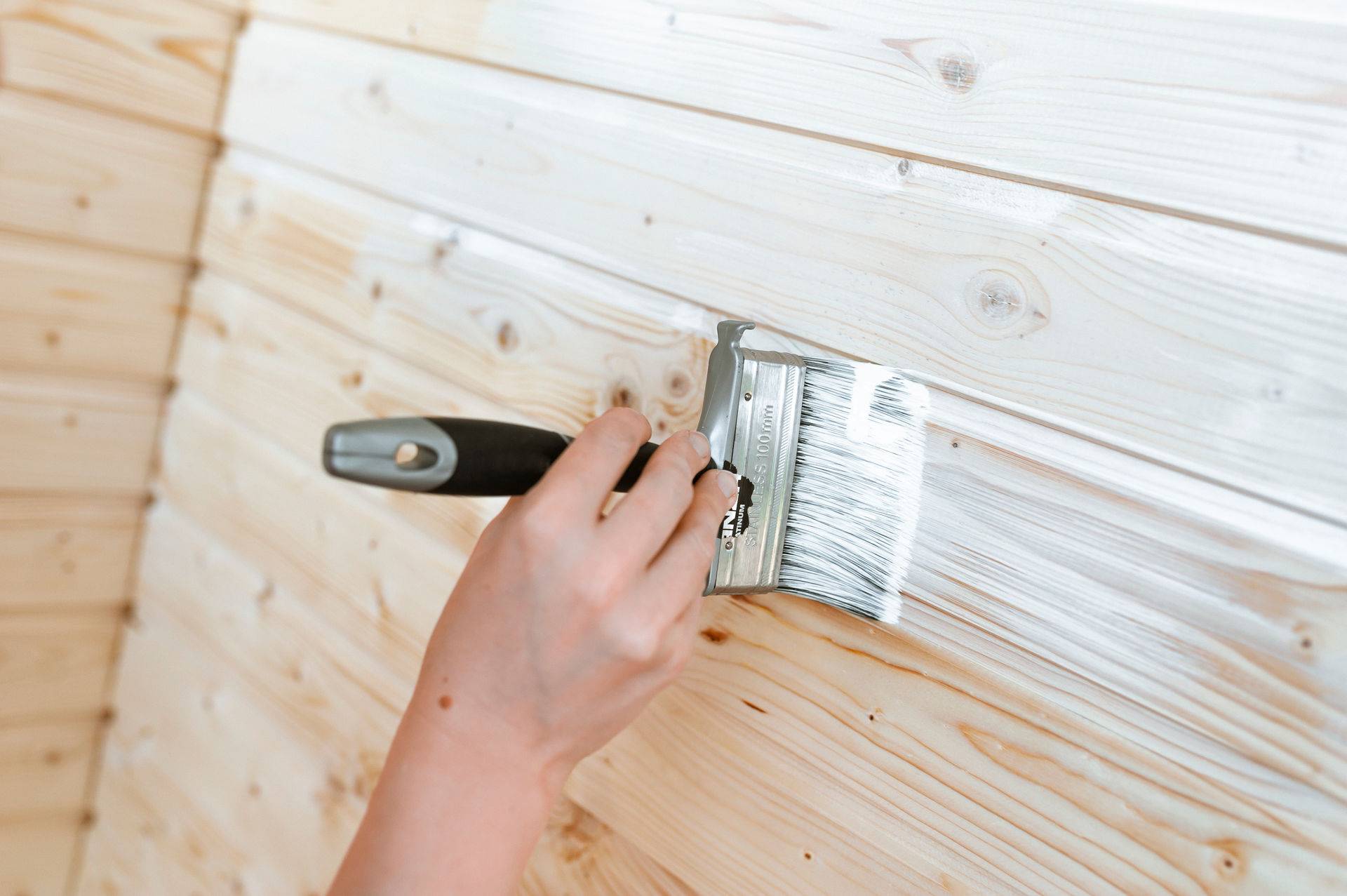 Технология покраски деревянных стен и подходящие составы, расчет расхода