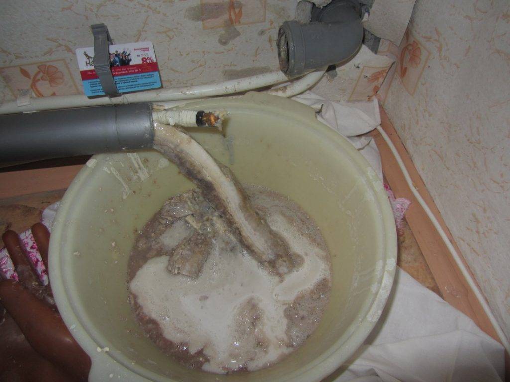 Устранение засора в трубах: в домашних условиях в раковине, как пробить засор в пластиковых трубах на кухне