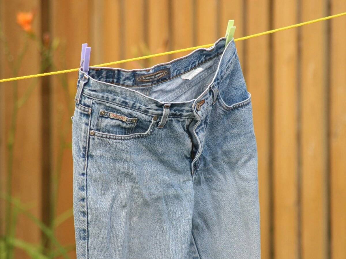 Что нужно делать, чтобы растянутые джинсы сели по фигуре?