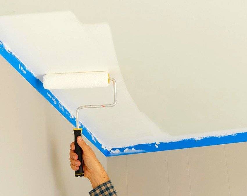 Покраска потолка акриловой краской: как правильно окрасить без разводов, каким валиком (видео), очистка акриловыми составами | proпотолки
