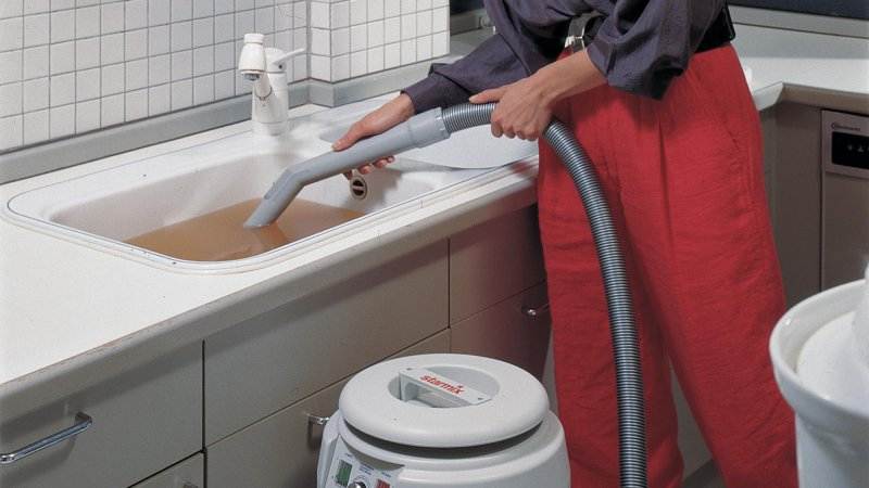 Как устранить засор в раковине в ванной с использованием бытовой химии и другими методами