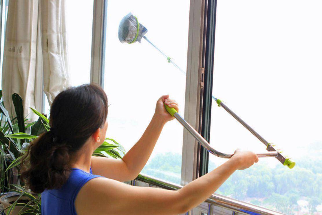 Как помыть окна на балконе снаружи без разводов: безопасные способы