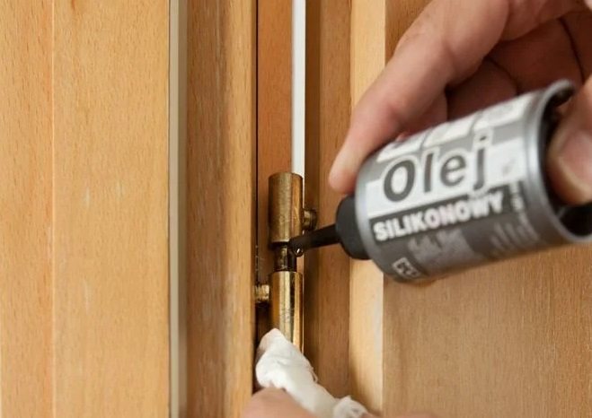 Как смазать дверные петли не снимая дверь: инструкция для межкомнатных дверей