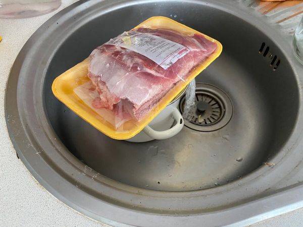 Как быстро разморозить мясо в домашних условиях без микроволновки