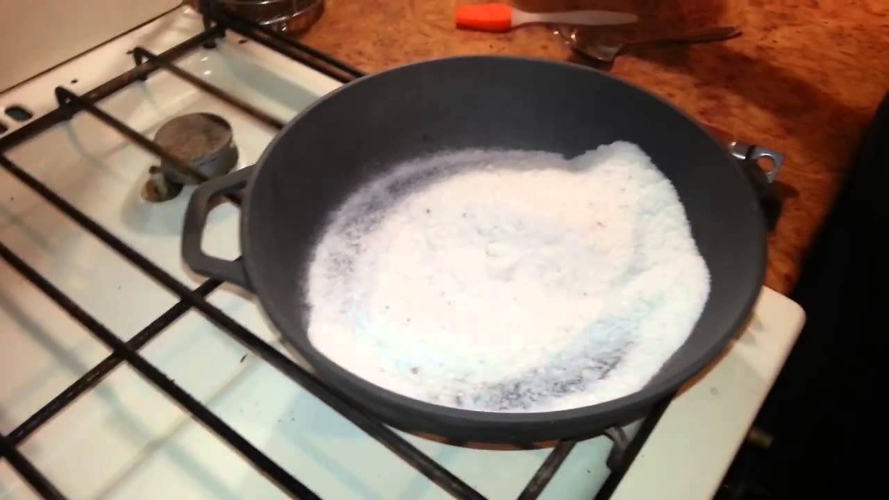 Как прокалить солью чугунную сковороду перед первым использованием, солью, в духовке, на газу, на плите, маслом