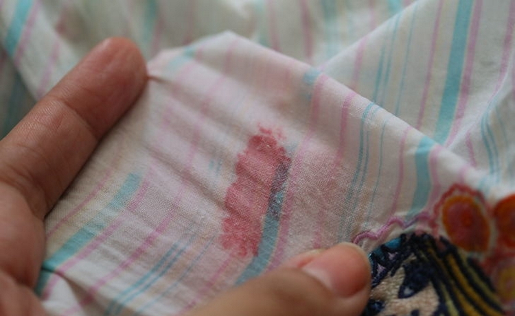 Как отстирать лак для ногтей с одежды в домашних условиях: эффективные методы и способы очистки вещей от засохших и свежих пятен