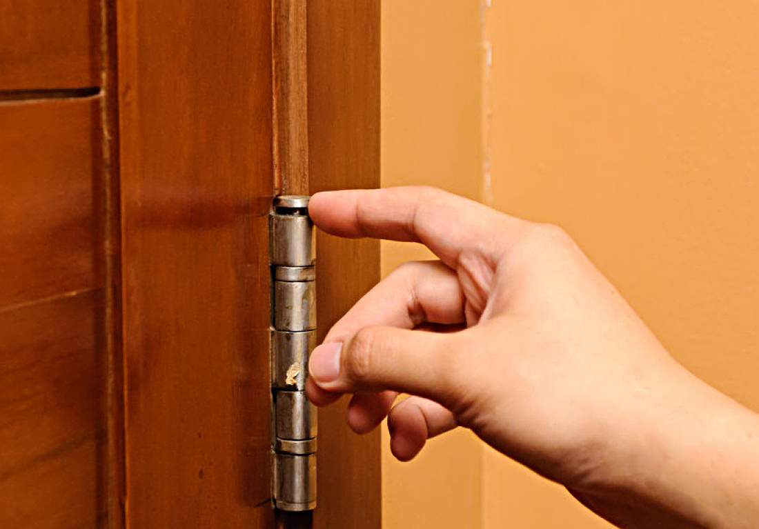 Как смазать дверные петли не снимая дверь: скрипит в комнате, что делать с межкомнатной, дома смазка пластиковая
как смазать дверные петли, не снимая дверь: 2 основных способа – дизайн интерьера и ремонт квартиры своими руками