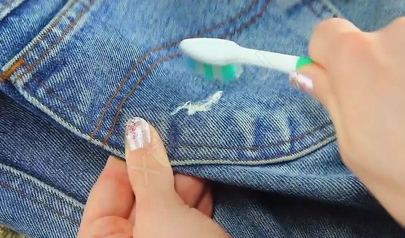 Как убрать клей с одежды в домашних условиях