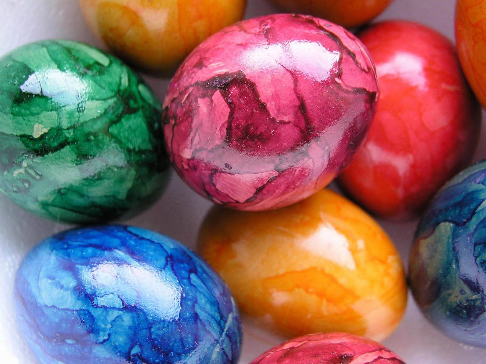 Как красить яйца на пасху 2021: простые и интересные способы