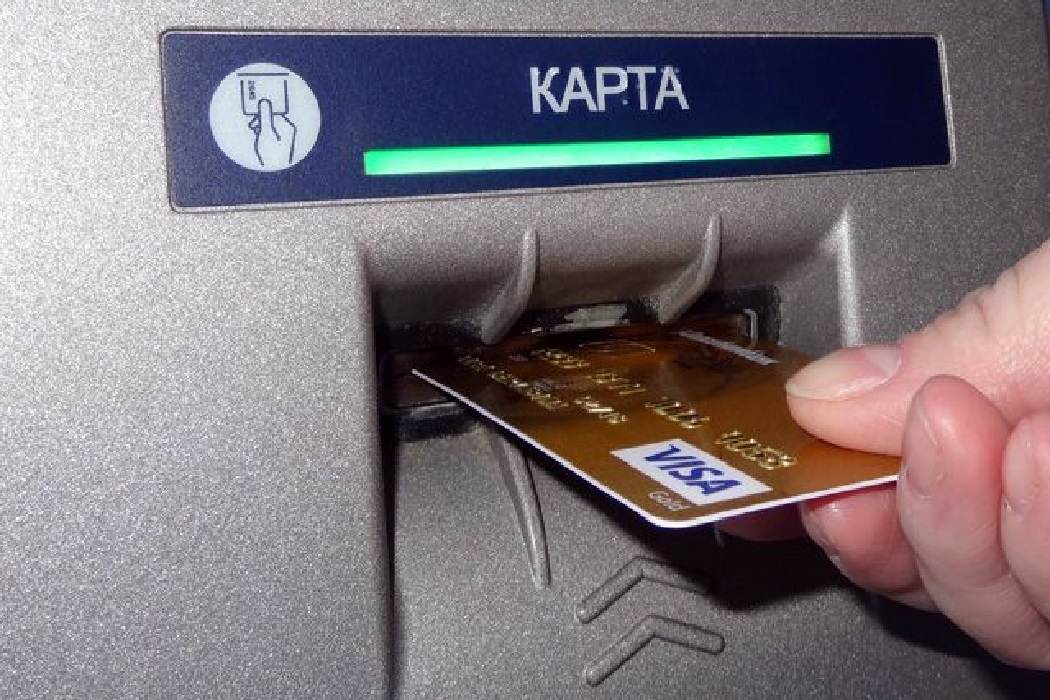 Как вставлять карту в банкомат сбербанка — мы научим вас!