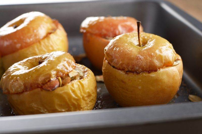 Печеные яблоки: топ-10 рецептов, как приготовить