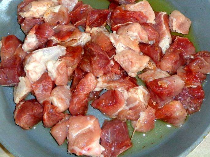 Свинина жареная на сковороде кусочками с луком – 6 рецептов, как вкусно пожарить мясо