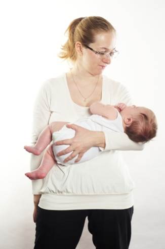 Как держать правильно новорожденного после кормления