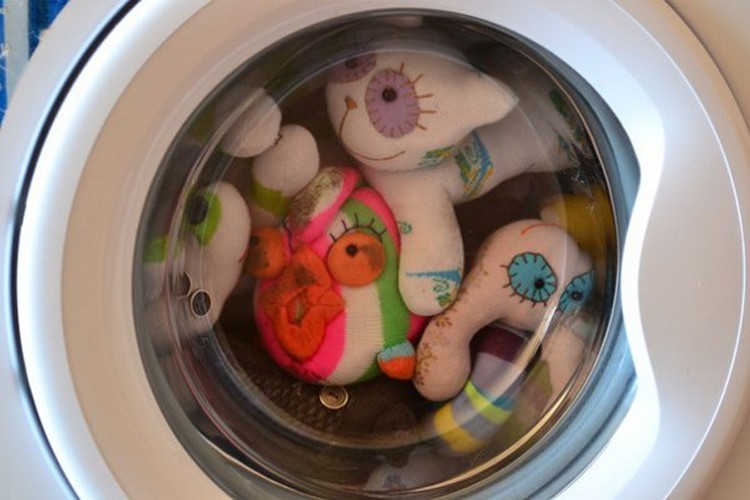 Как правильно стирать различные мягкие игрушки