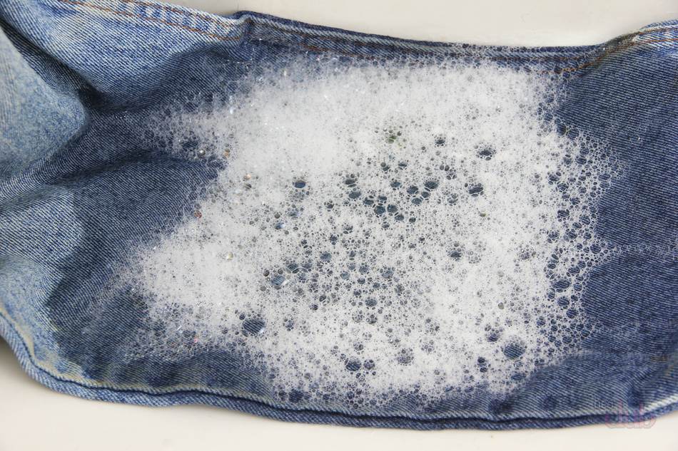 Как отстирать краску с джинсов – свежую или засохшую