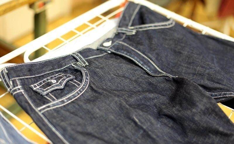 Как быстро высушить джинсы после стирки: дома и на улице