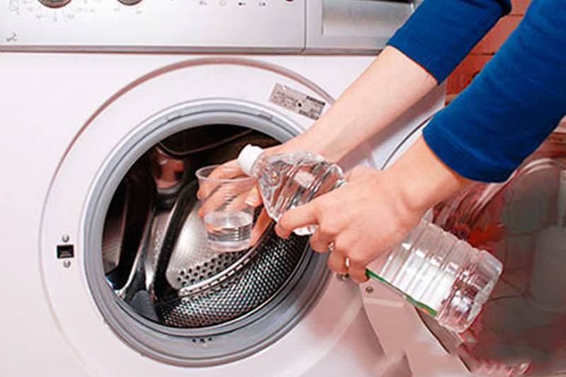 Как убрать неприятный запах из стиральной машины в домашних условиях