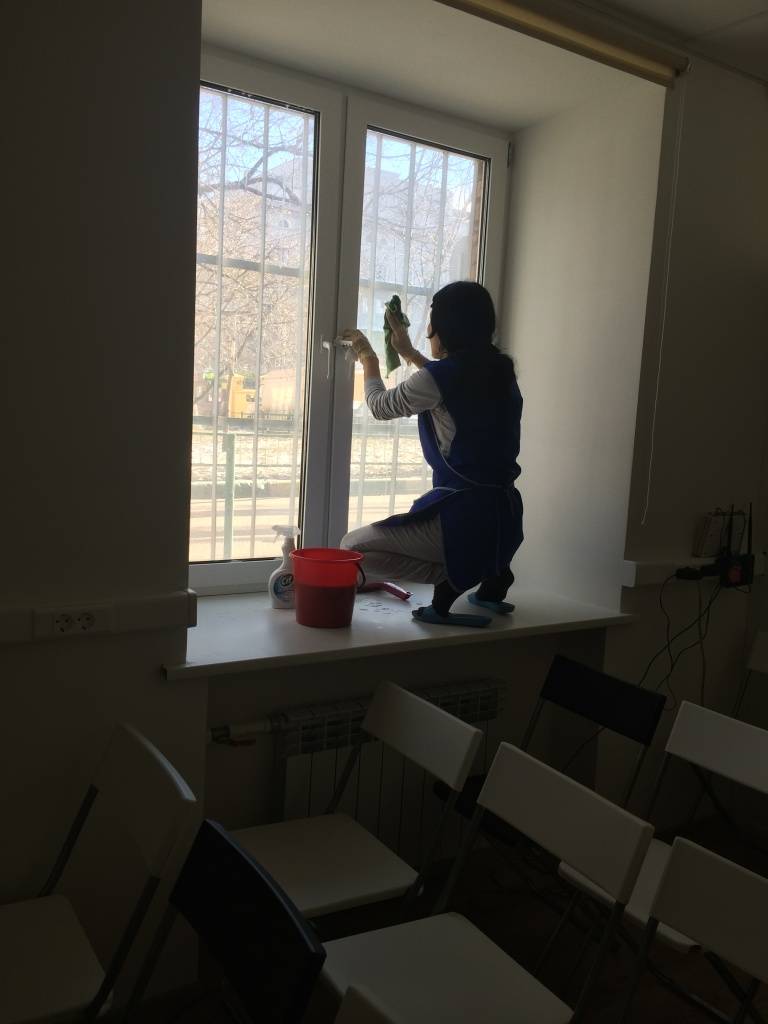 Сколько стоит помыть одно окно в квартире. Мойка окон ЕКБ. Мойка окон в коттедже. Сколько стоит помыть окна в квартире. Чем помыть окна в офисе.