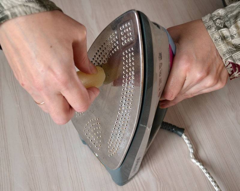 Как очистить утюг от накипи внутри в домашних условиях и удалить налет с отверстий на подошве