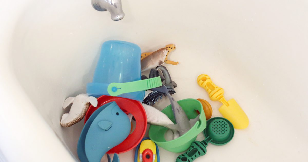 Это важно: как, зачем и как часто надо чистить детские игрушки?