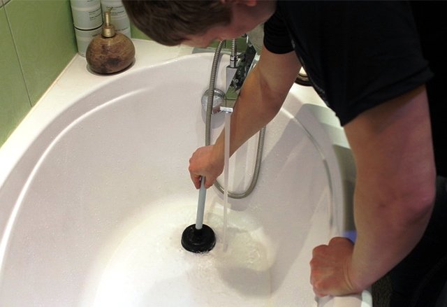 Что делать, если вода в ванной плохо уходит? прочистка труб своими руками.