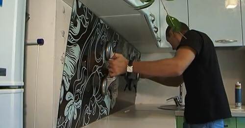 Как установить стеновую панель на кухне своими руками: видео-инструкция по монтажу, установке, обшивке, обделке, приклеиванию, фото и цена
