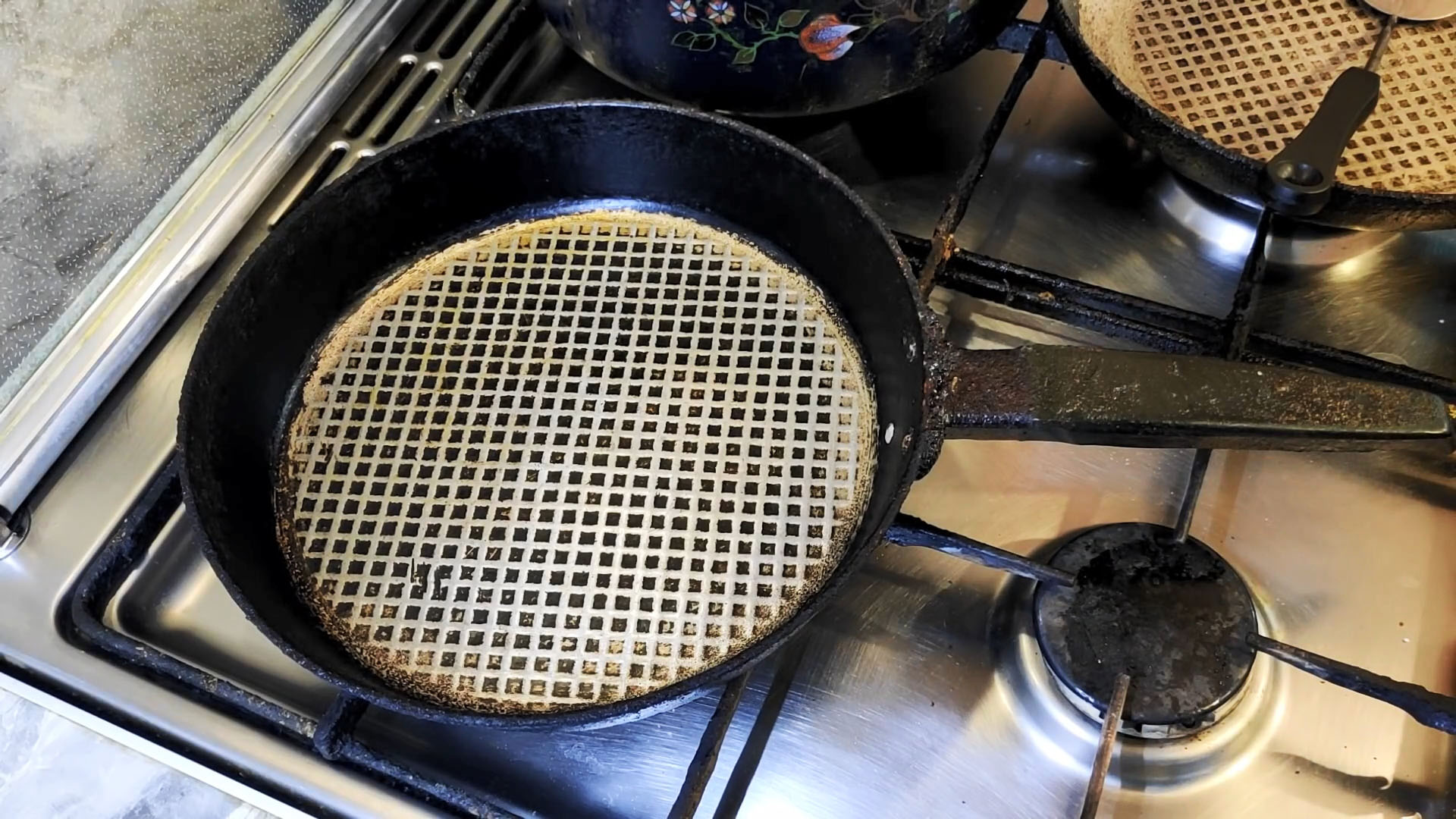 Подгорает сковорода что делать. что делать, если пригорает сковородка