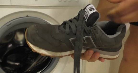 Как безопасно постирать замшевые кроссовки вручную и в стиральной машине