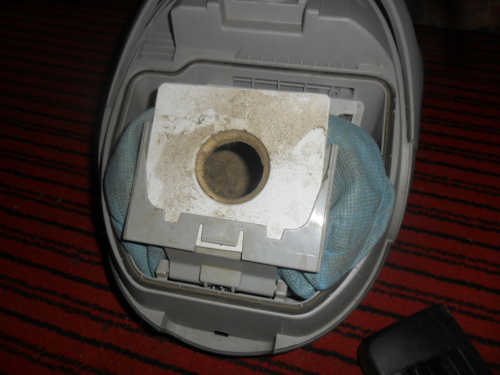 Инструкция, как снять, почистить и установить обратно фильтр в пылесосе Самсунг