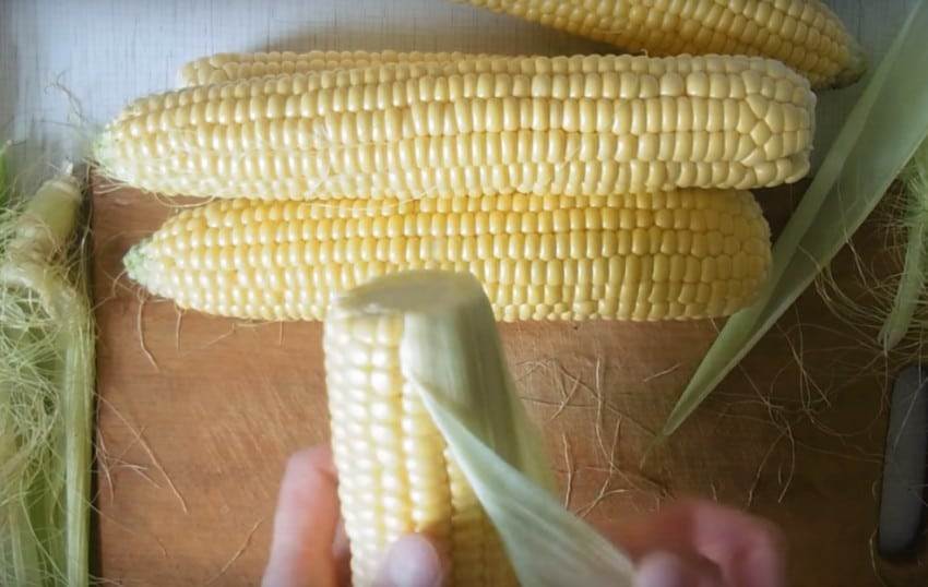 Учимся готовить перезревшее растение: сколько варить старую кукурузу, чтобы она стала мягкой и сочной?