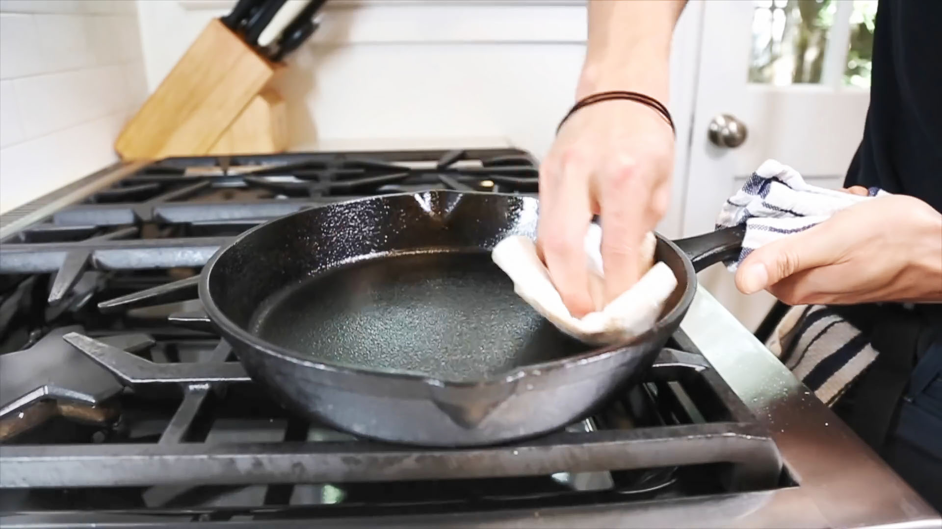 9 трюков, чтобы еда не пригорала к сковородке