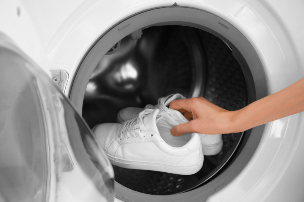 Как можно постирать кроссовки в стиральной машине автомат, какой режим выбрать; как сушить обувь после стирки