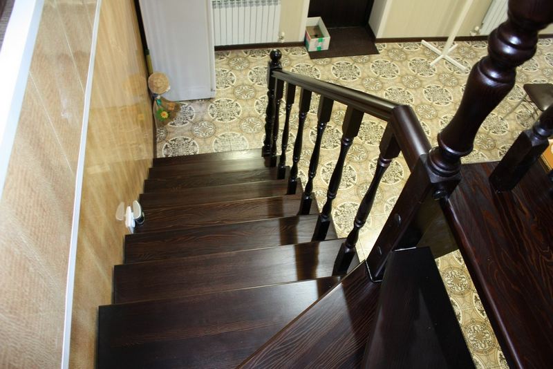 Покраска деревянной лестницы – выбор красителей и основные этапы работы