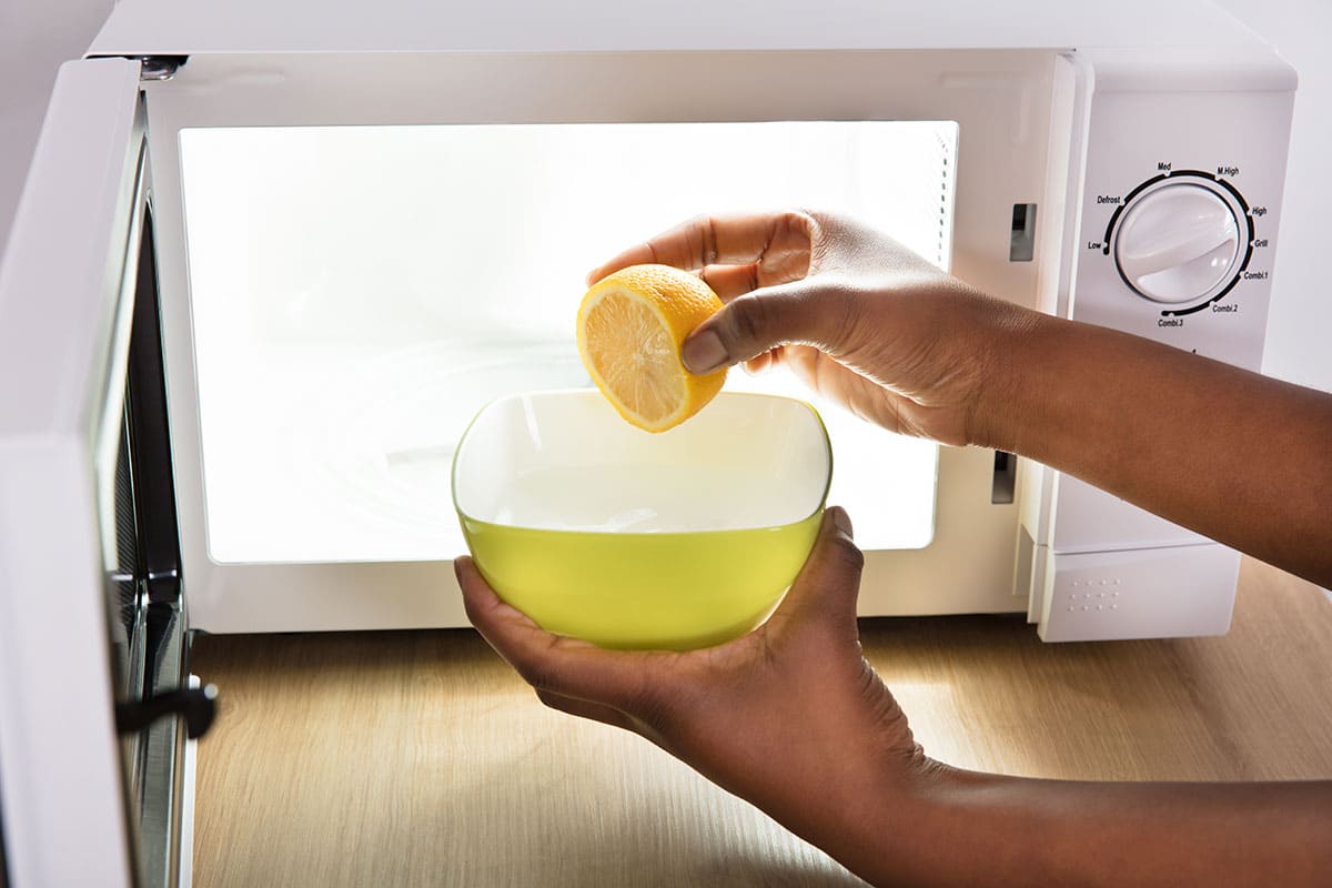 Как отмыть микроволновку от жира внутри: домашние и профессиональные средства