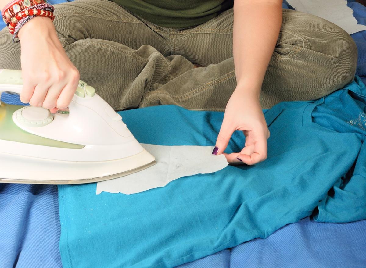 Как воск убрать с одежды: как вывести пятно от свечи с любой ткани, чем удалить и отстирать в домашних условиях
