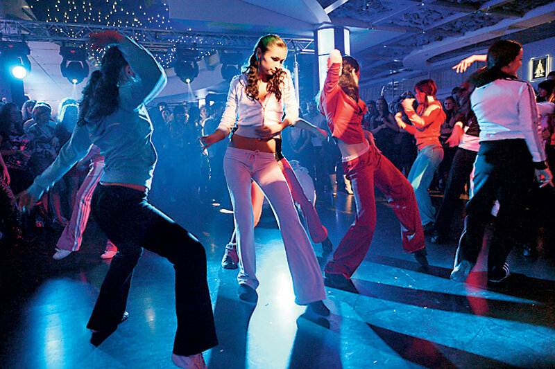 Как танцевать в клубе парню: простые движения, лайфхаки и советы