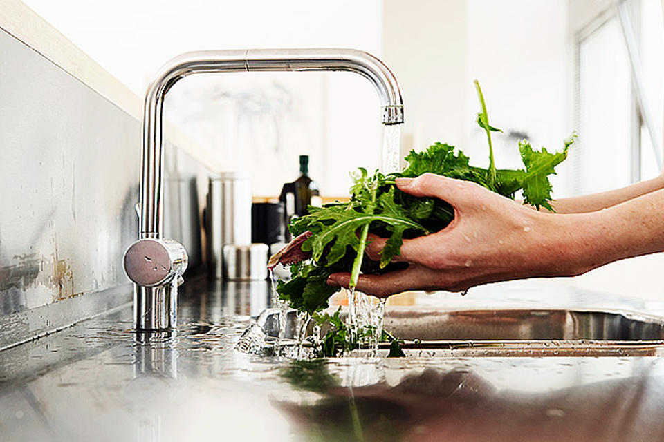 Правильное мытьё овощей, фруктов и зелени перед применением как залог здоровья