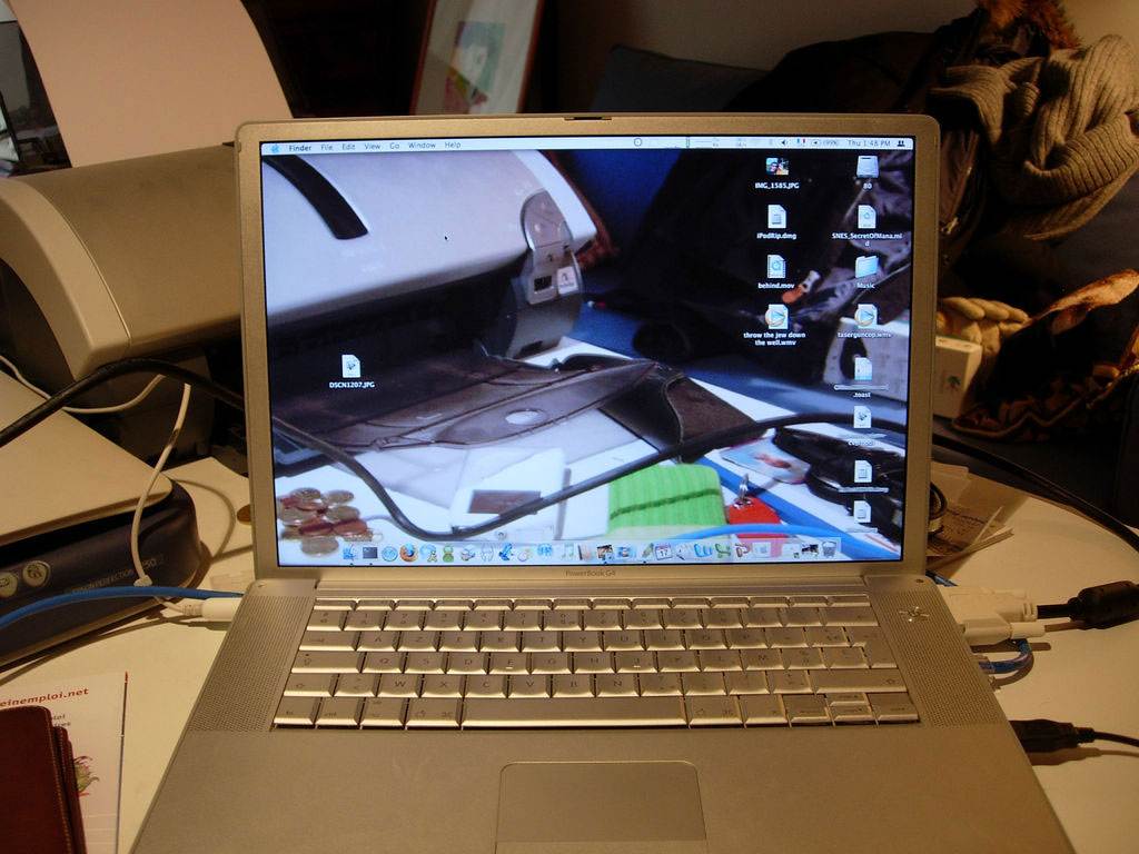 Видео экрана ноут. Покажи ноутбук. Фотографировать на ноутбуке. Сфоткал комп. Экран компьютера ноутбука.