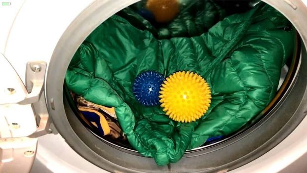 Как стирать пуховик в стиральной машине, чтобы пух не сбивался: советы и способы