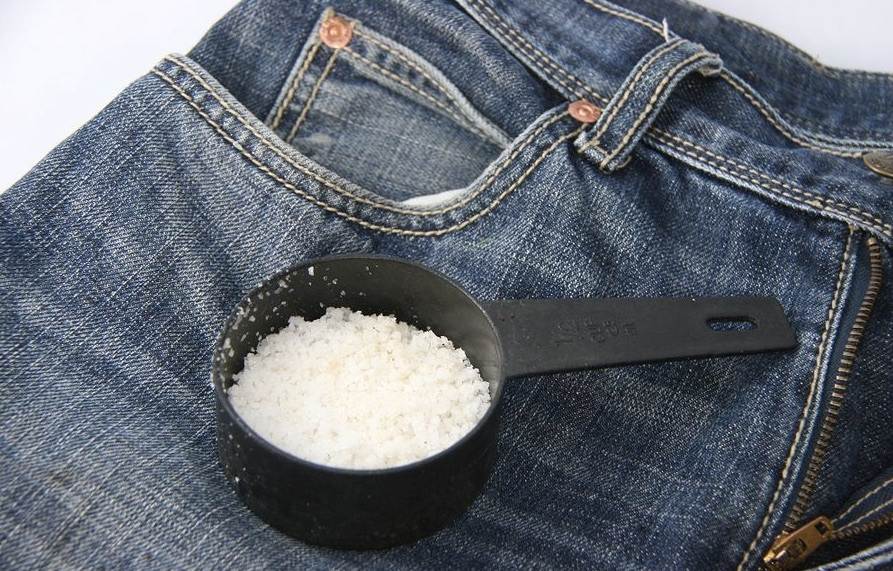 Как отстирать жирное пятно на джинсах: чем вывести масляное пятно, как избавится от старого загрязнения