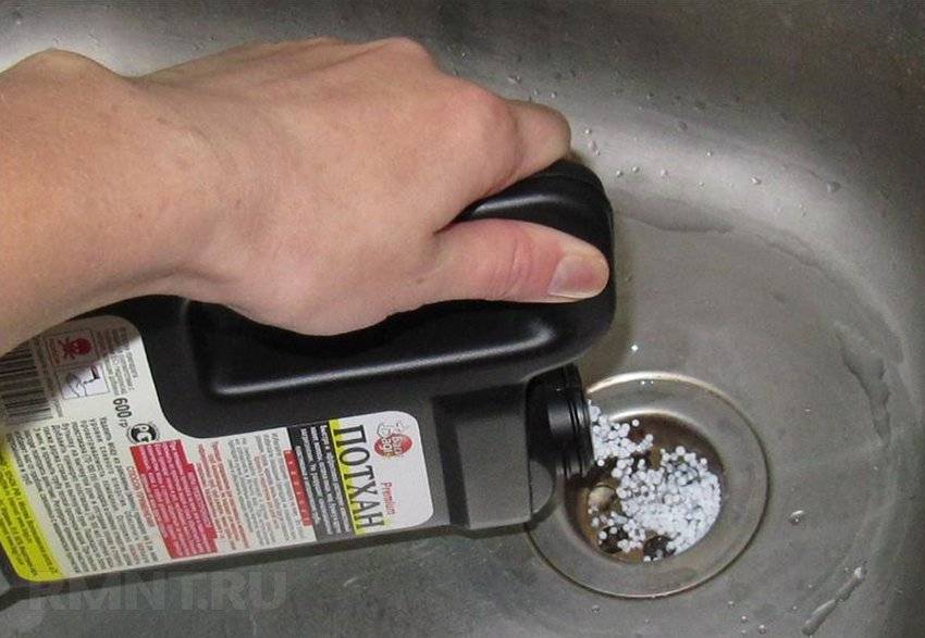 Как очистить раковину от засора в ванной
