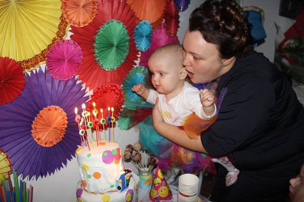 Празднуем первый день рождения ребенка: интересные идеи и дельные советы