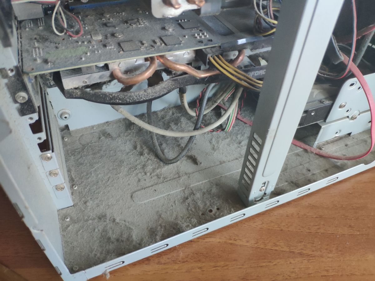 Как очистить компьютер от пыли при помощи фена