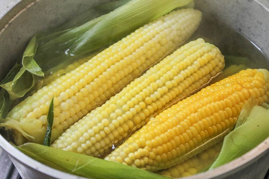 Как сварить кукурузу мягкой, сочной и вкусной, при этом быстро :: syl.ru