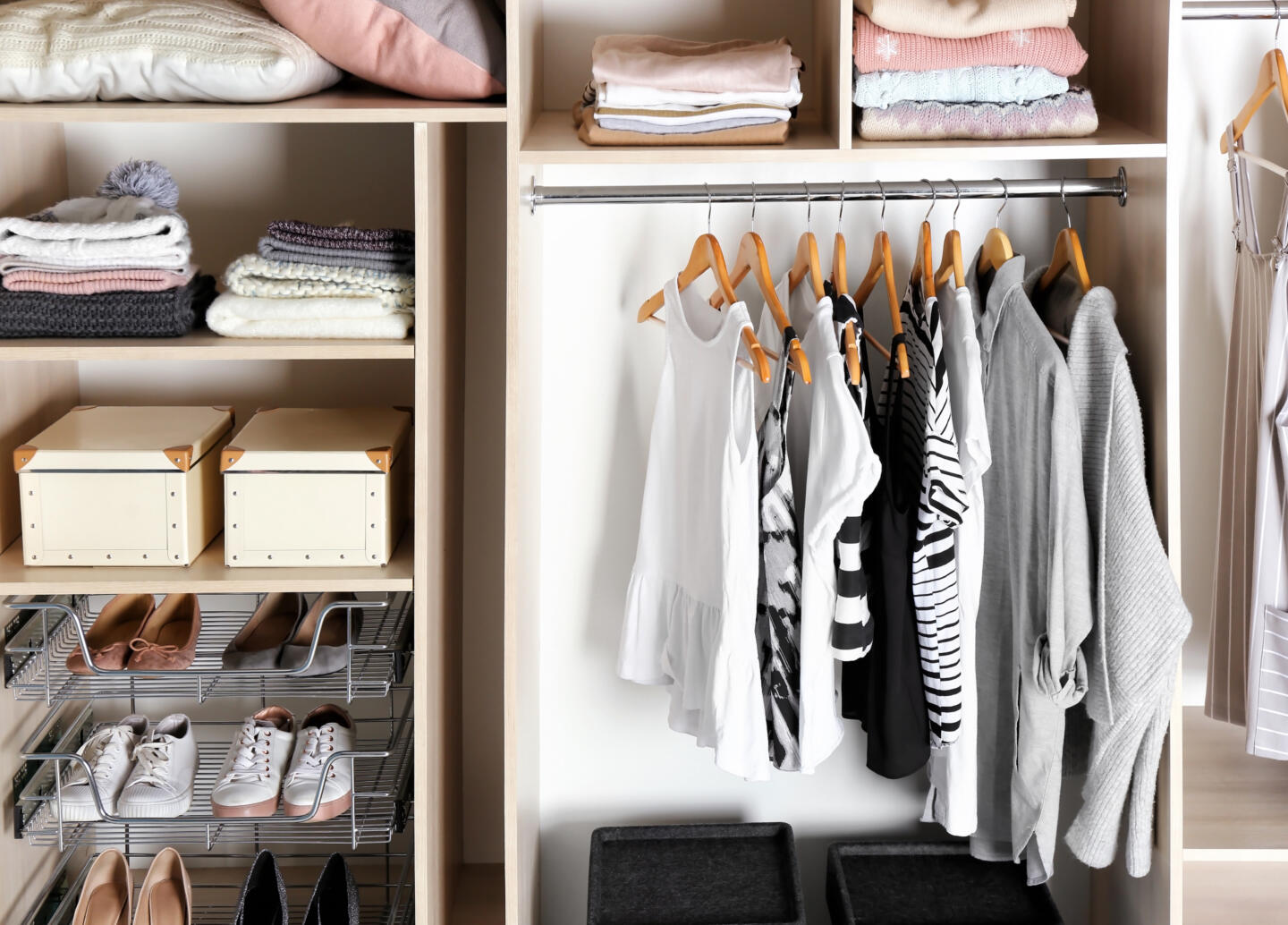 Как навести порядок в шкафу: основные правила организации гардероба